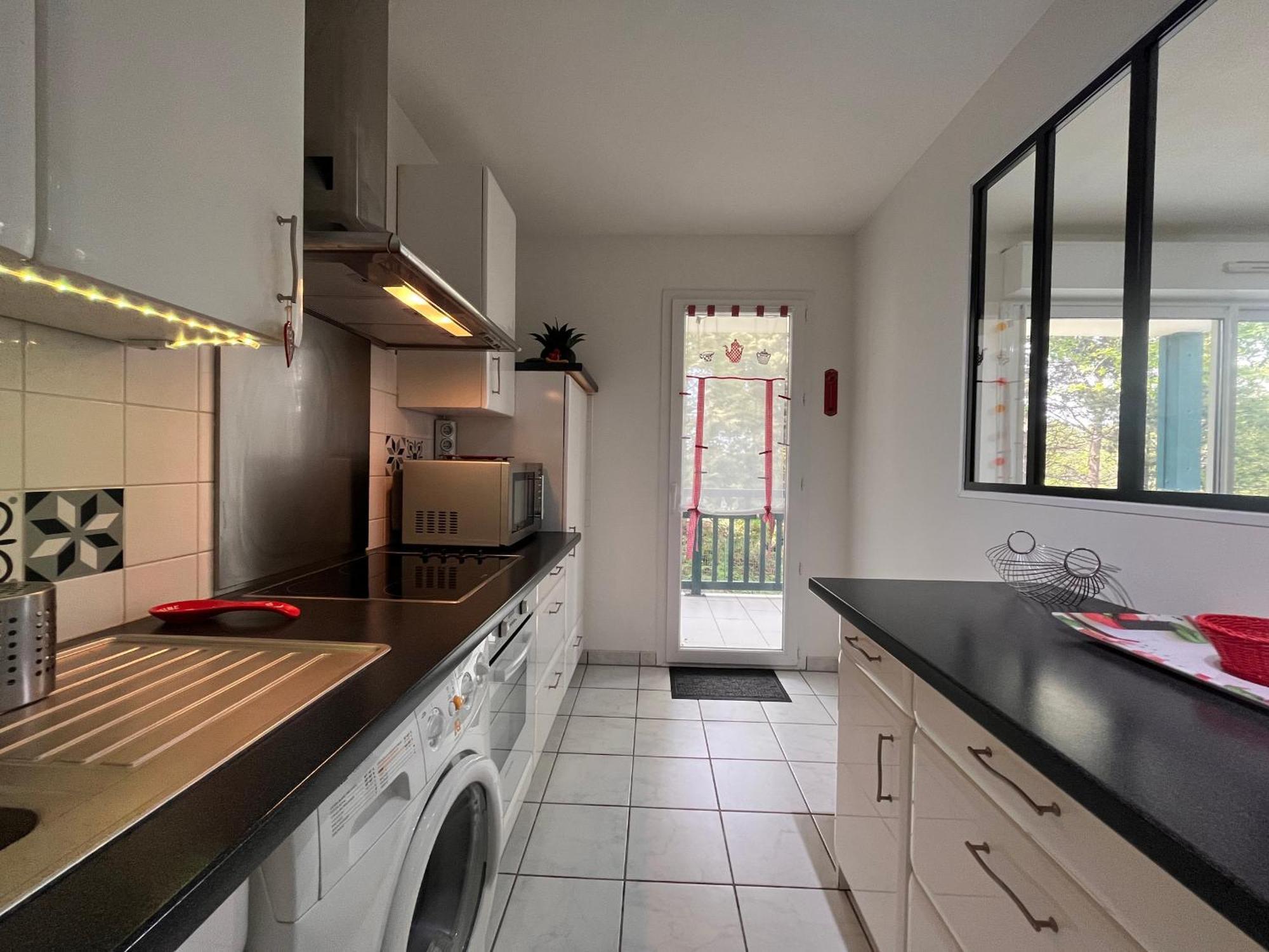Appartement Avec Terrasse Et Piscine, Proche D'erromardie, Jean De Luz - Fr-1-239-932 *